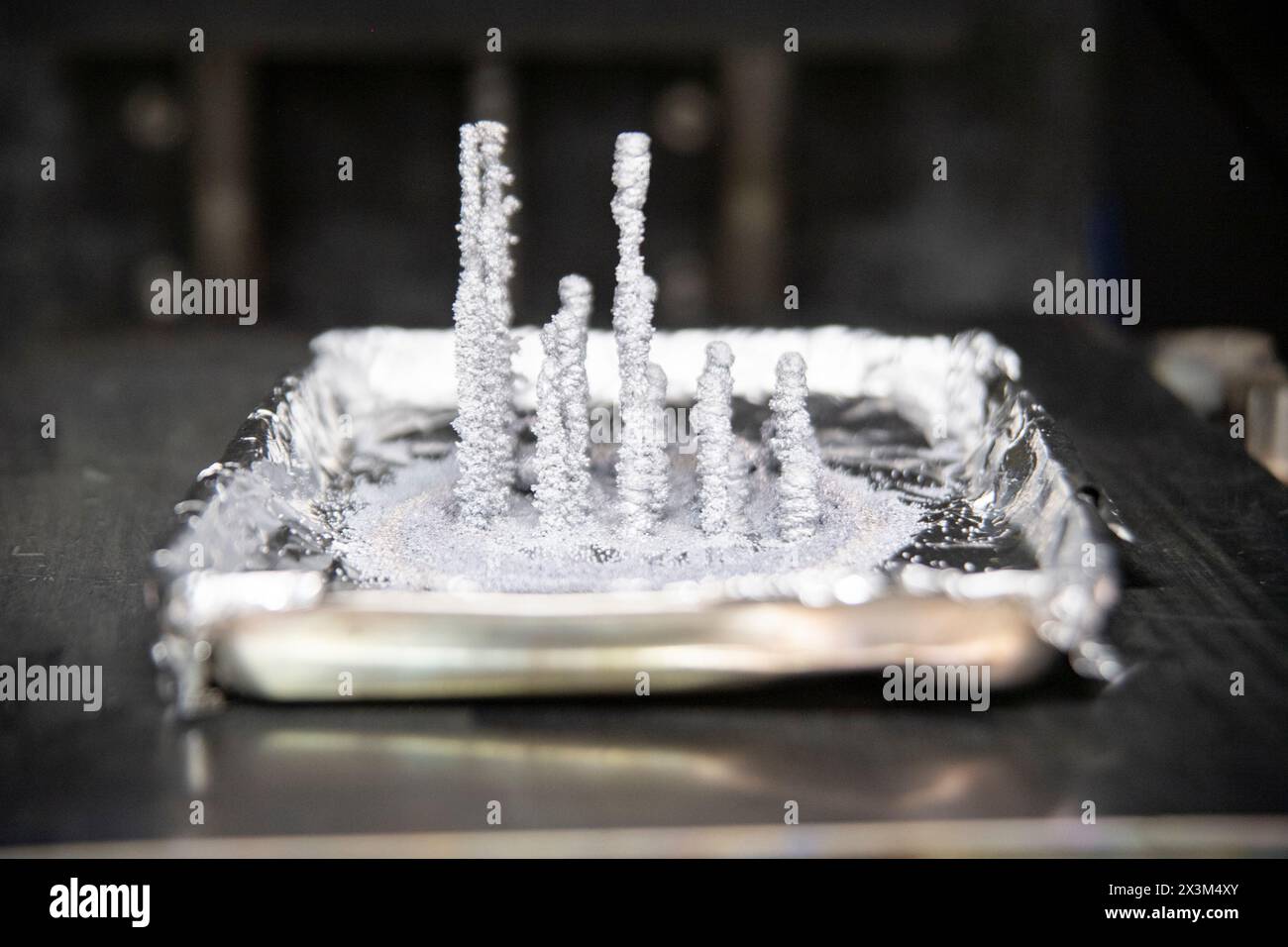 L’imprimante 3D pour métaux liquides ElemX™ d’ADDiTEC effectue un test d’impression à bord de l’USS San Diego (LPD 22), le 18 janvier 2023. San Diego, le seul navire domicilié dans sa ville homonyme, est un quai de transport amphibie de classe San Antonio affecté au Expeditionary Strike Group 3. (Photo de l'US Navy par le spécialiste des communications de masse 1re classe Brandon Woods) Banque D'Images