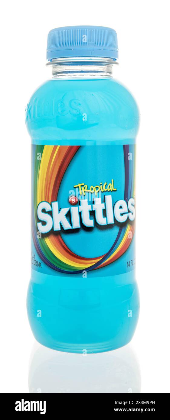 Winneconne, WI - 27 avril 2024 : une bouteille de boisson de quilles triopiques sur un fond isolé. Banque D'Images