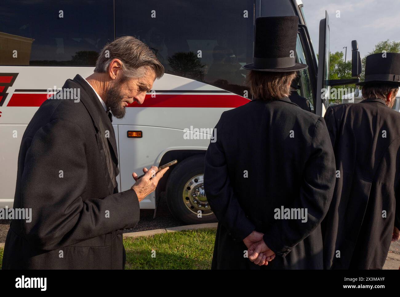 Dayton, Ohio, États-Unis. 27 avril 2024. Les membres de l'Association des présentateurs Lincoln font la queue pour monter à bord de leur bus touristique. Cette année, la conférence annuelle de l'ALP se tient à Dayton, site d'un discours prononcé en 1859 par le 16e président américain. Fondée en 1990, ALP se consacre à donner vie à Abe et Mary Lincoln par des présentations à la première personne dans les écoles, les pièces de théâtre, les sociétés historiques, les films, les défilés et les célébrations patriotiques.(Credit image : © Brian Cahn/ZUMA Press Wire) USAGE ÉDITORIAL SEULEMENT! Non destiné à UN USAGE commercial ! Banque D'Images