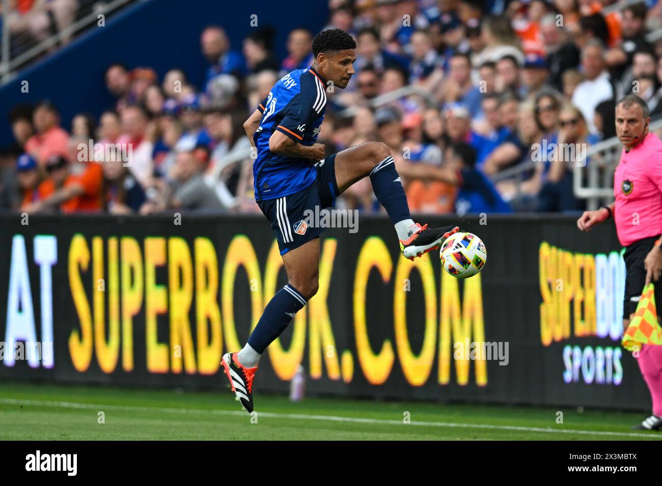 Cincinnati, Ohio, États-Unis. 27 avril 2024. Le défenseur du FC Cincinnati Ian Murphy (32 ans) gère le ballon contre les Colorado Rapids lors d'un match en MLS entre le FC Cincinnati et les Colorado Rapids au stade TQL. Crédit : Brian Mack/Alamy Live News Banque D'Images