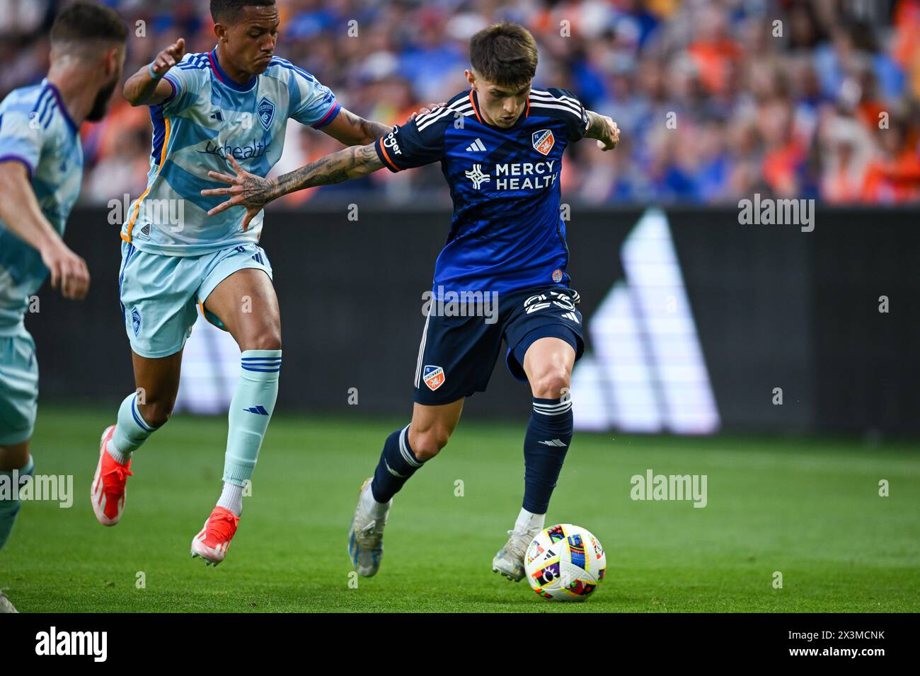 Cincinnati, Ohio, États-Unis. 27 avril 2024. Le milieu de terrain du FC Cincinnati Luca Orellano (23 ans) gère le ballon contre les Colorado Rapids lors d'un match en MLS entre le FC Cincinnati et les Colorado Rapids au stade TQL. Crédit : Brian Mack/Alamy Live News Banque D'Images