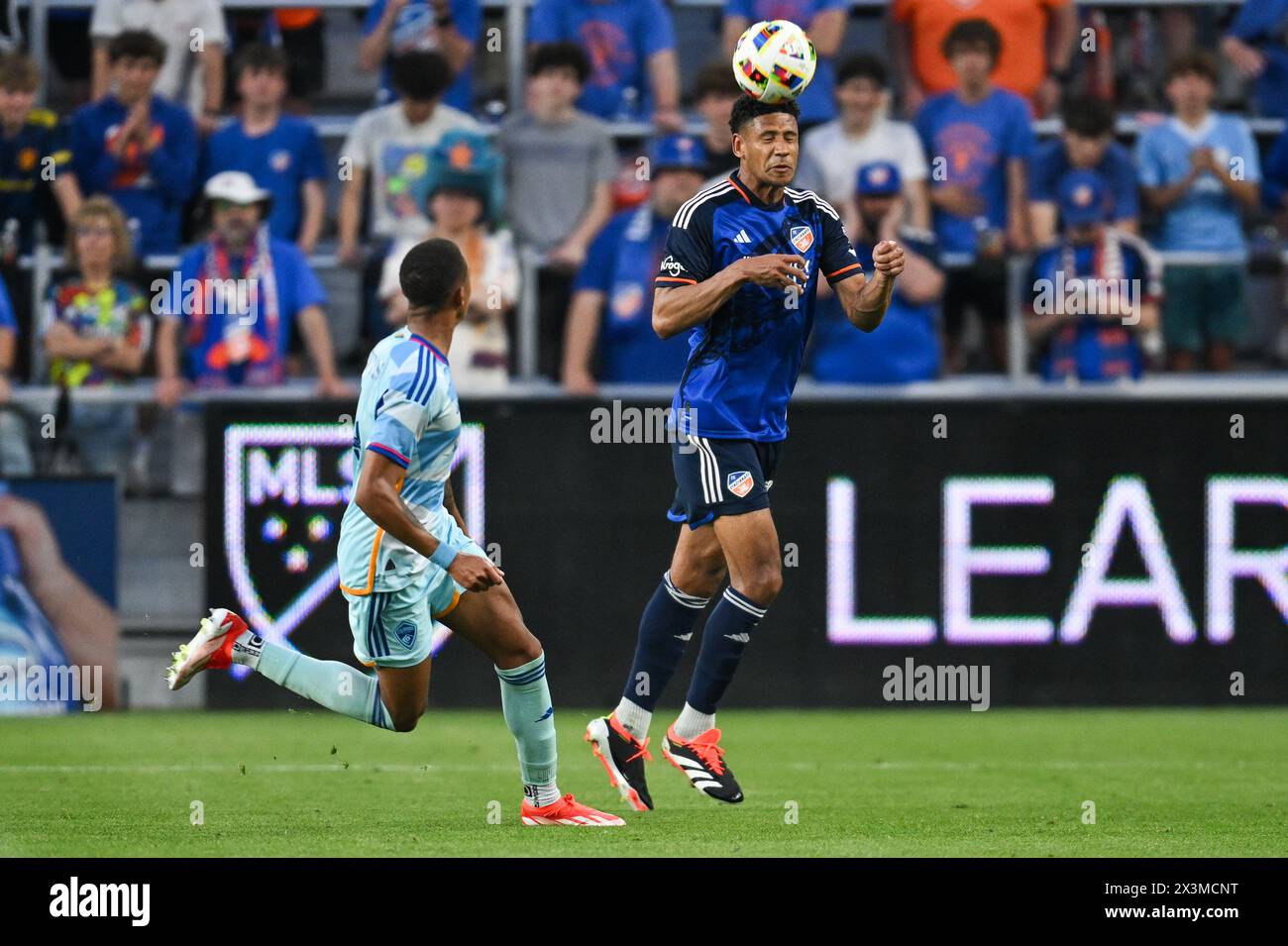 Cincinnati, Ohio, États-Unis. 27 avril 2024. Le défenseur du FC Cincinnati Ian Murphy (32) en action lors d'un match en MLS entre le FC Cincinnati et les Colorado Rapids au stade TQL. Crédit : Brian Mack/Alamy Live News Banque D'Images