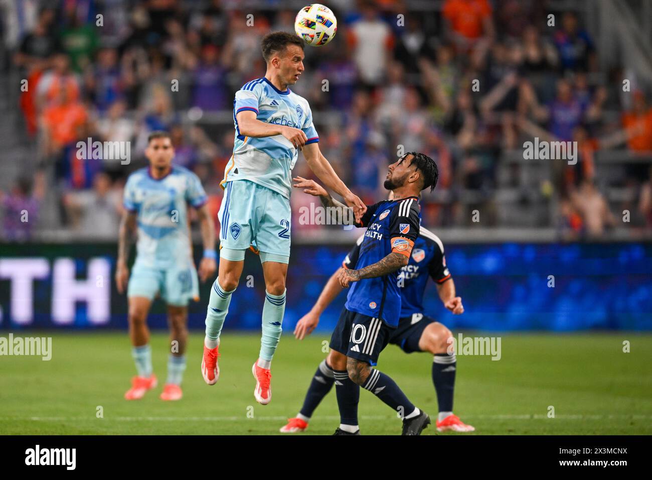 Cincinnati, Ohio, États-Unis. 27 avril 2024. Le milieu de terrain rapide du Colorado Cole Bassett (23) est en tête du ballon lors d'un match en MLS entre le FC Cincinnati et les Colorado Rapids au stade TQL. Banque D'Images