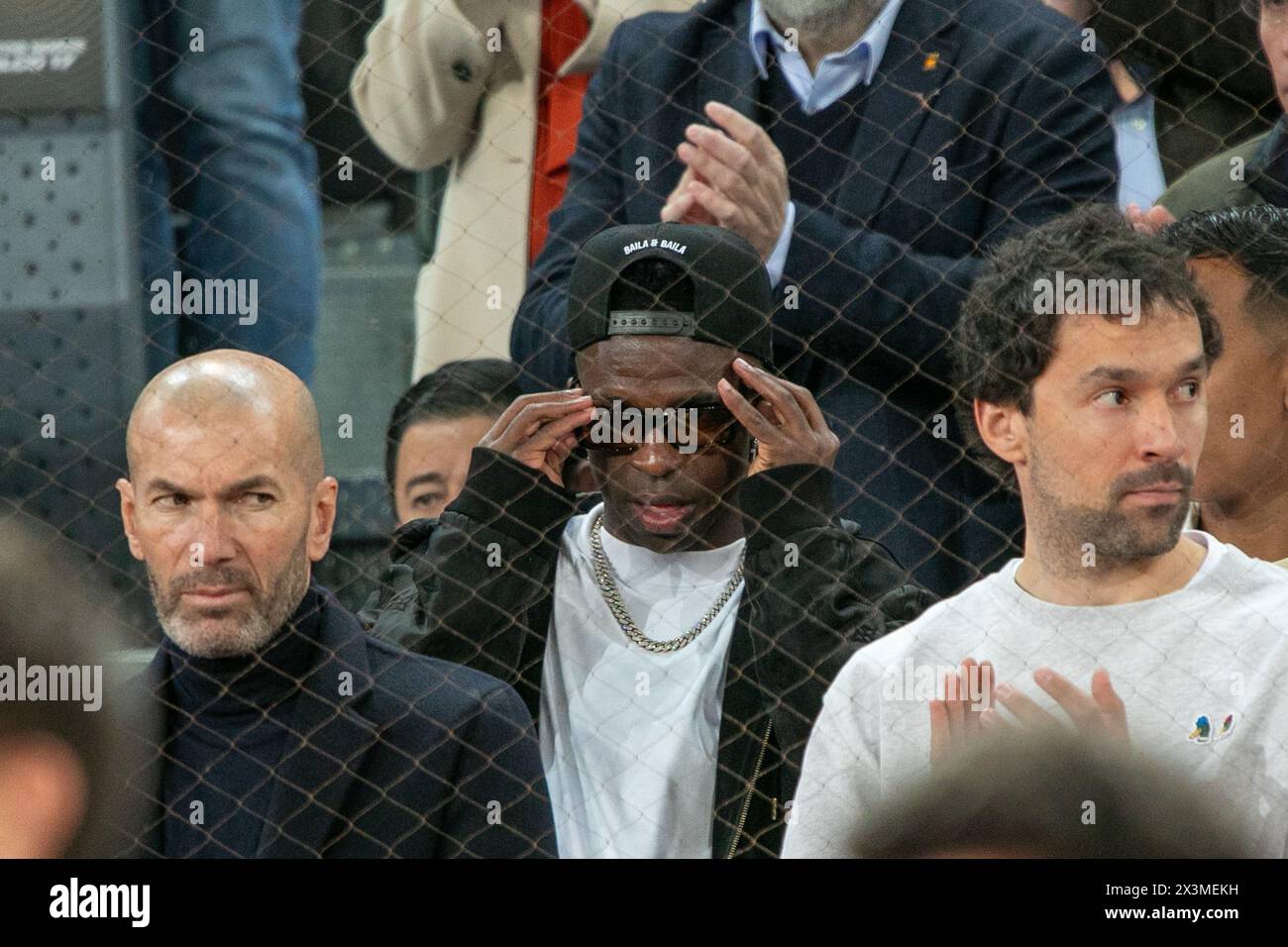 Madrid, Espagne. 27 avril 2024. Vinicius Jr. (C) footballeur brésilien du Real Madrid vu à la Caja Magica. Le joueur de tennis espagnol Rafael Nadal a battu l'australien Álex de Miñaur au Mutua Madrid Tenos Open avec des scores partiels de 7-6 et 6-3. La victoire de l'Espagnol lui vaut la peine d'affronter lundi l'argentin Pedro Cachín. Crédit : SOPA images Limited/Alamy Live News Banque D'Images