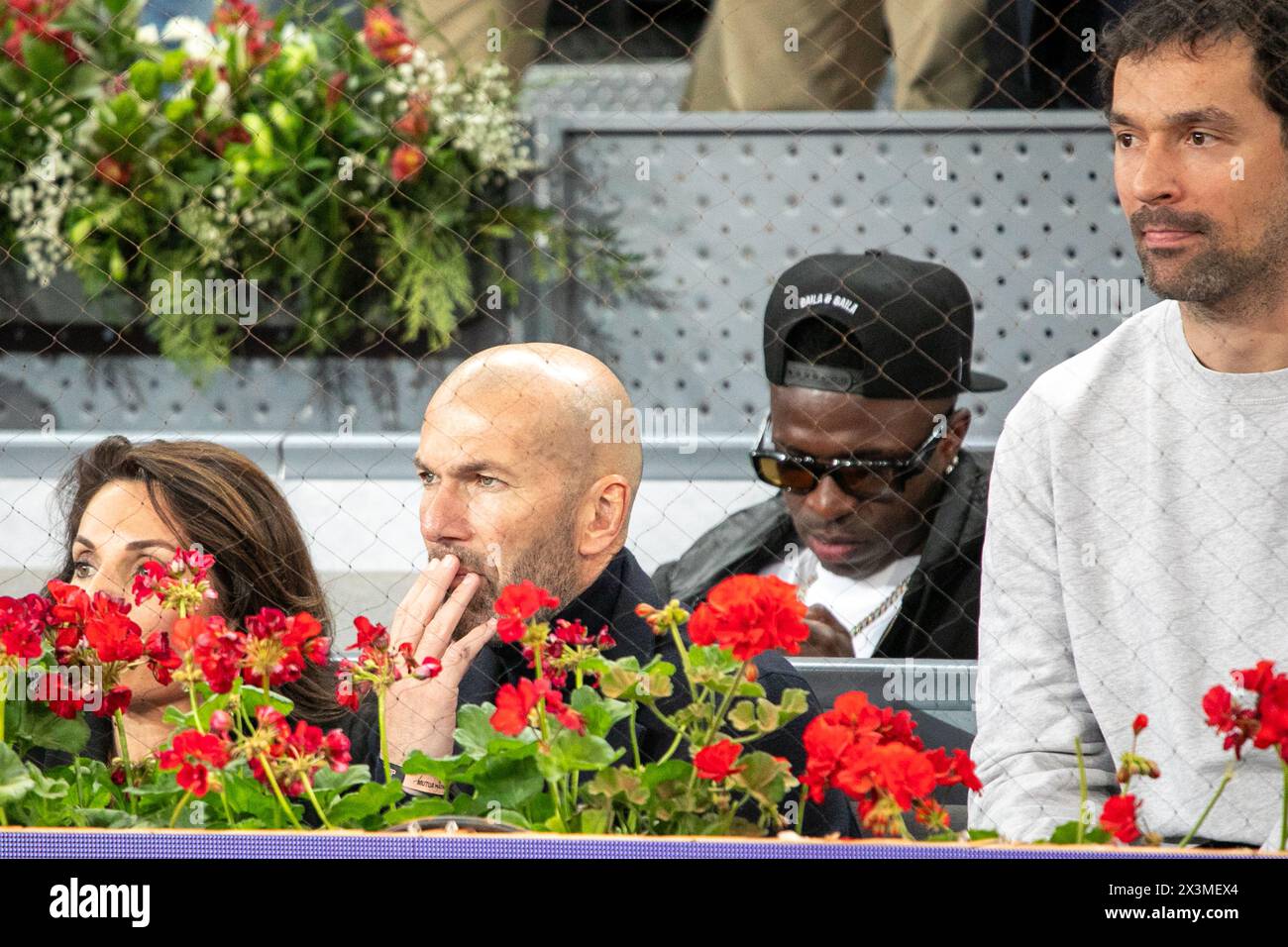 Madrid, Espagne. 27 avril 2024. Vinicius Jr. (CR) footballeur brésilien pour le Real Madrid et ancien entraîneur du Real Madrid Zinedine Zidane (CL) vu à la Caja Mágica. Le joueur de tennis espagnol Rafael Nadal a battu l'australien Álex de Miñaur au Mutua Madrid Tenos Open avec des scores partiels de 7-6 et 6-3. La victoire de l'Espagnol lui vaut la peine d'affronter lundi l'argentin Pedro Cachín. (Photo de David Canales/SOPA images/SIPA USA) crédit : SIPA USA/Alamy Live News Banque D'Images