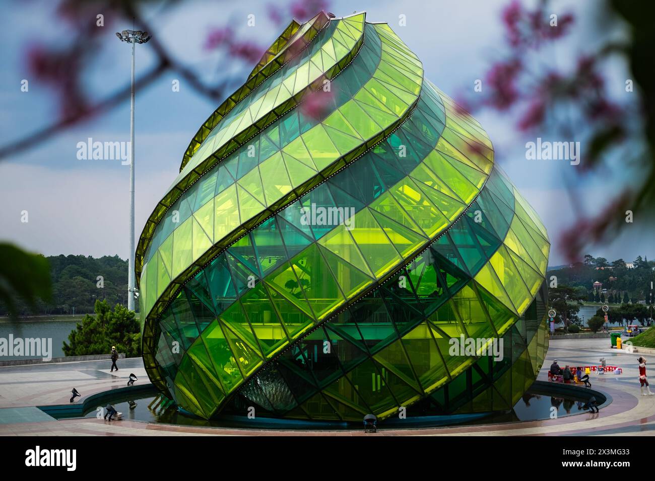 Pavillon de verre sous la forme d'un bourgeon de fleur de l'artichaut dans la place Lam Vien à Dalat Vietnam. Fleur d'artichaut Bud. 15 avril 2024. Banque D'Images