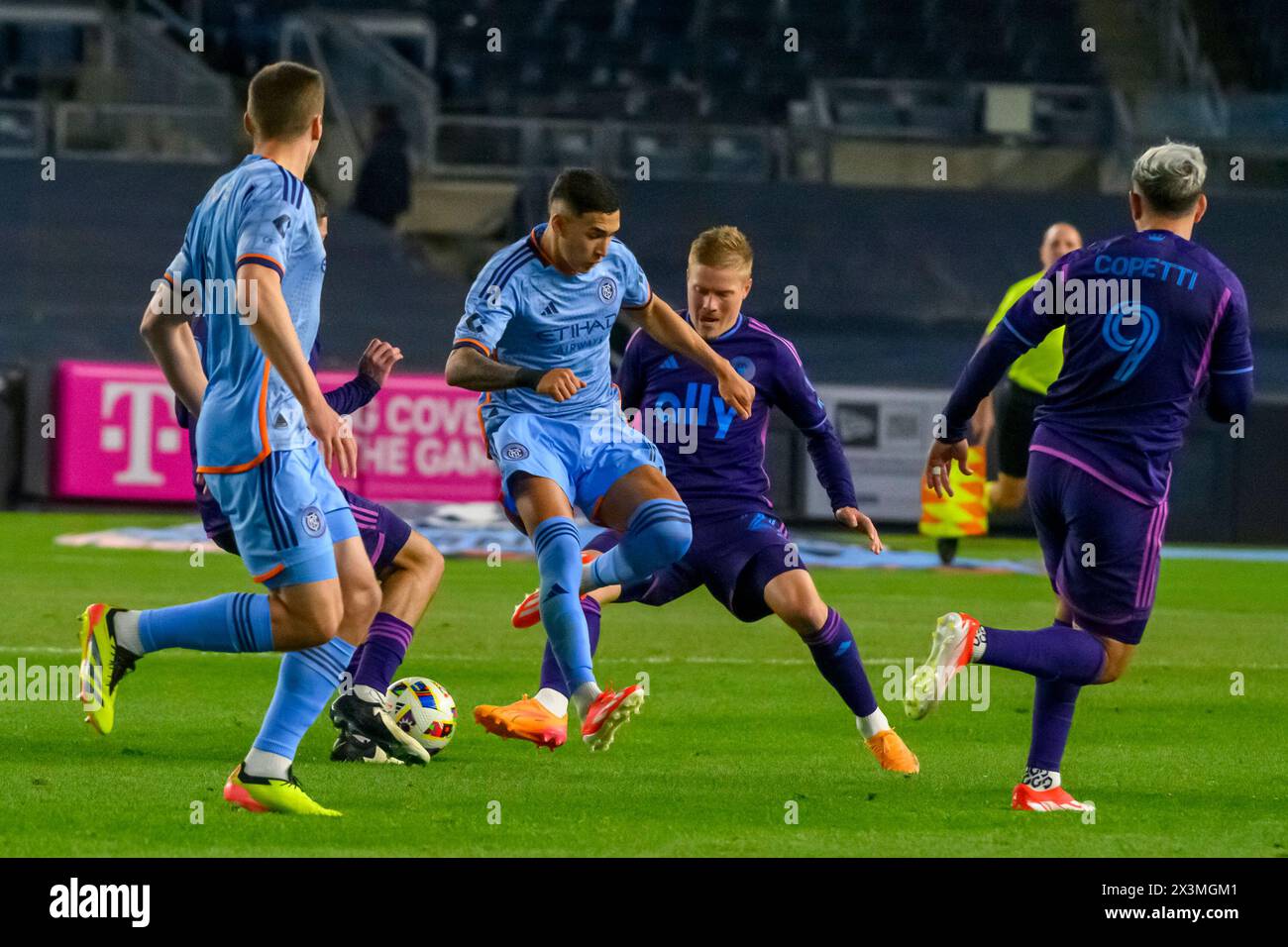 Bronx, New York, États-Unis. 27 avril 2024. JOVAN MIJATOVIC 7 du NYC FC déplace le ballon vers le haut lors de la victoire du NYC FC 2-1 sur Charlotte FC dans un match de MLS au Yankee Stadim Stadium (crédit image : © James Patrick Cooper/ZUMA Press Wire) USAGE ÉDITORIAL SEULEMENT! Non destiné à UN USAGE commercial ! Banque D'Images