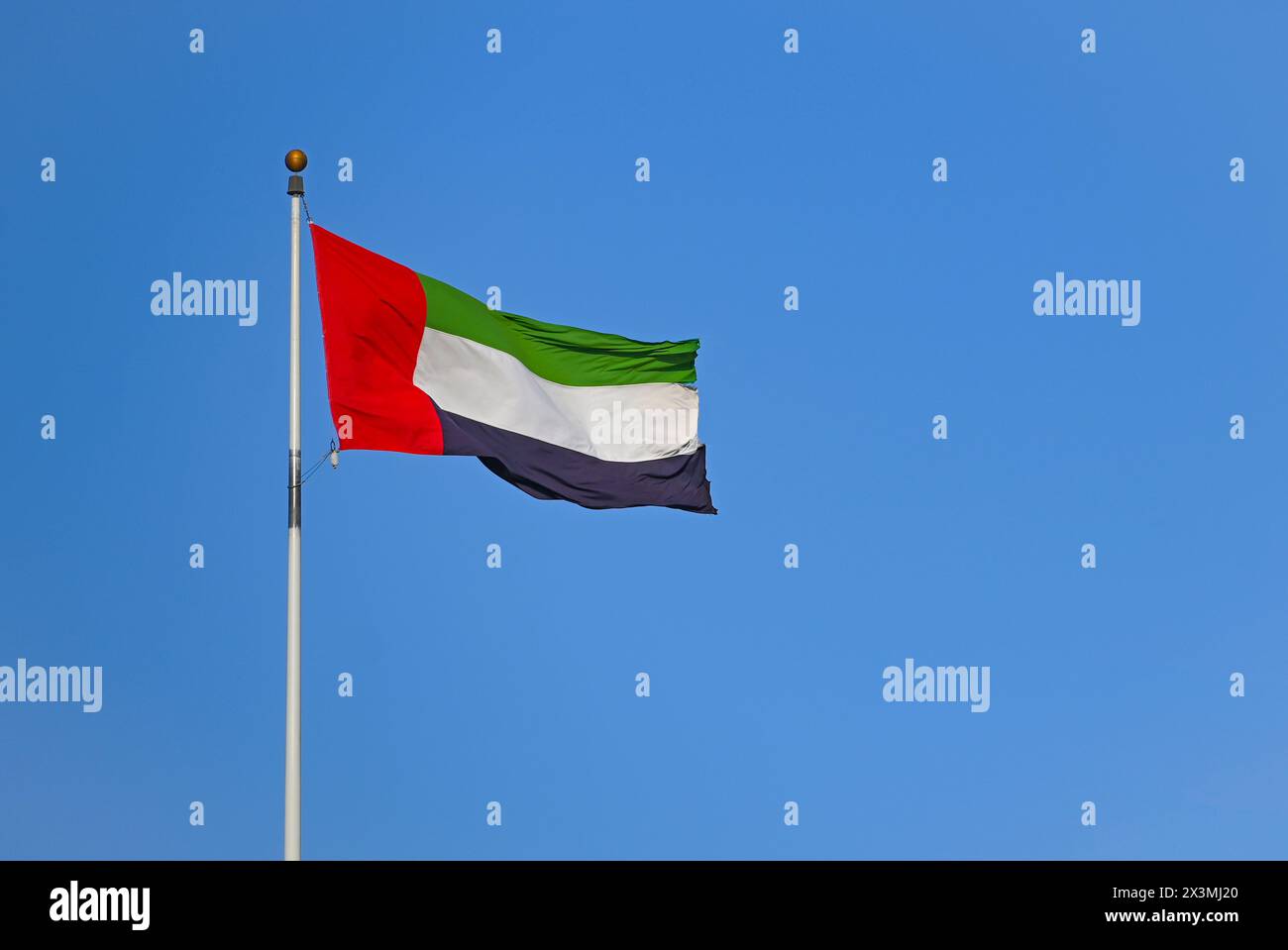 Drapeau des Émirats arabes Unis contre le ciel bleu Banque D'Images