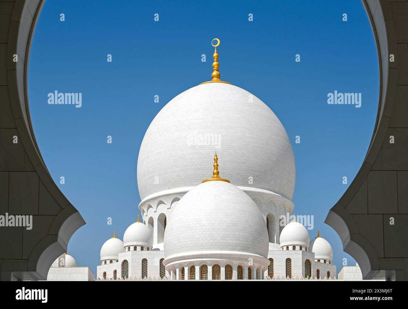 Gros plan du dôme de la Grande Mosquée Sheikh Zayed avec croissant doré à Abu Dhabi Banque D'Images