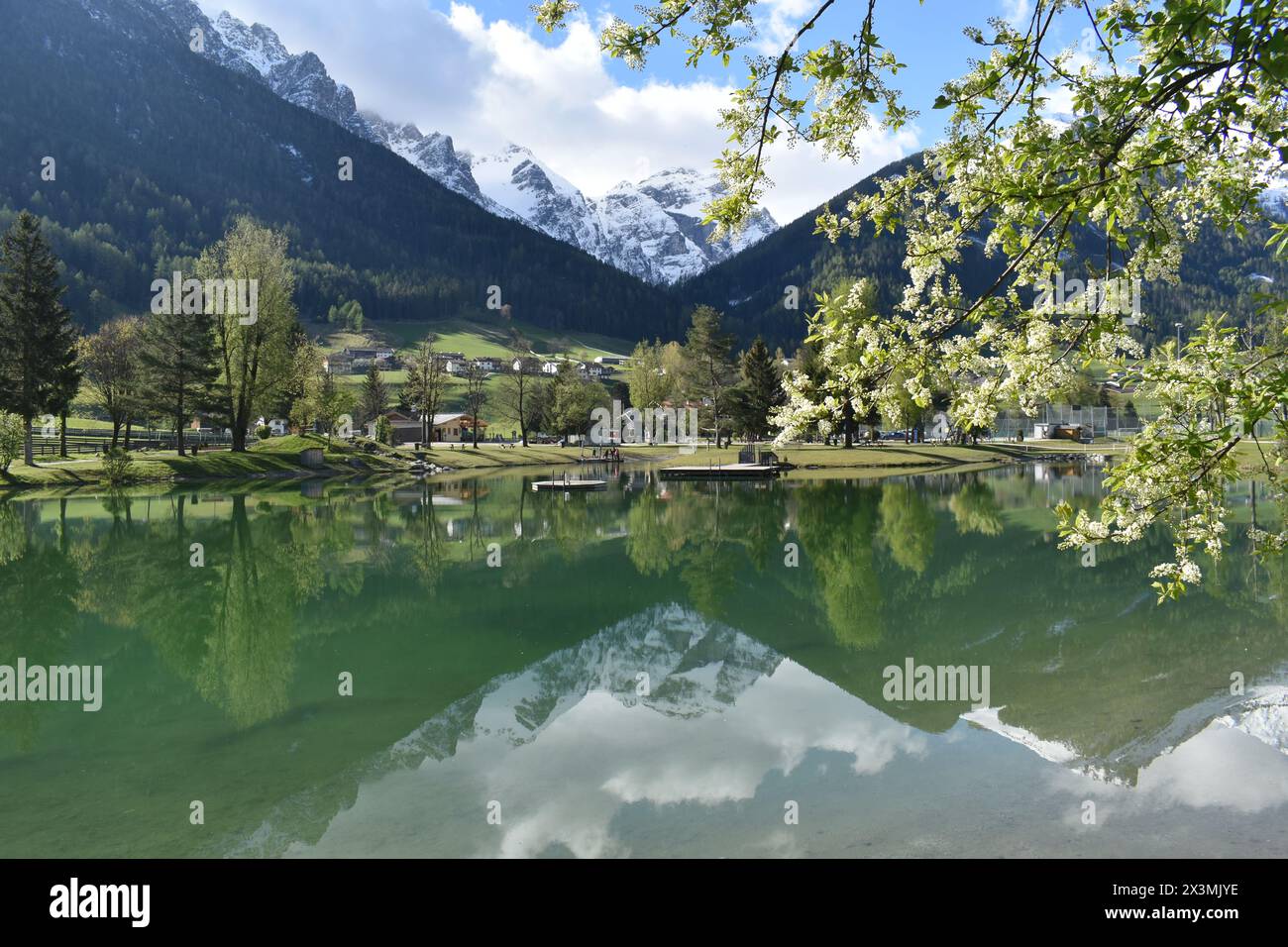 Beau et paisible lac de montagne haut dans les Alpes autrichiennes , région du Tyrol , Autriche Banque D'Images