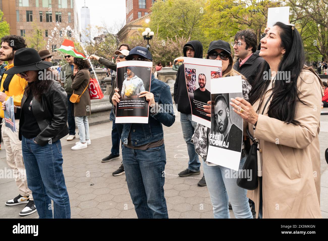 Des activistes se rassemblent au Washington Square Park à New York le 27 avril 2024 contre le régime iranien et sa décision de condamner à mort l’artiste Hip Hop Toomaj Salehi Banque D'Images