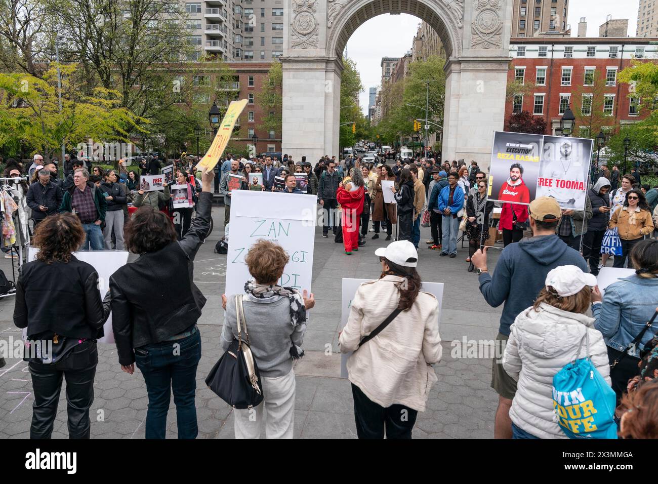 New York, New York, États-Unis. 27 avril 2024. Des militants se rassemblent sur Washington Square Park à New York le 27 avril 2024 contre le régime iranien et sa décision de condamner à mort l'artiste Hip Hop Toomaj Salehi (crédit image : © Lev Radin/ZUMA Press Wire) USAGE ÉDITORIAL SEULEMENT! Non destiné à UN USAGE commercial ! Banque D'Images