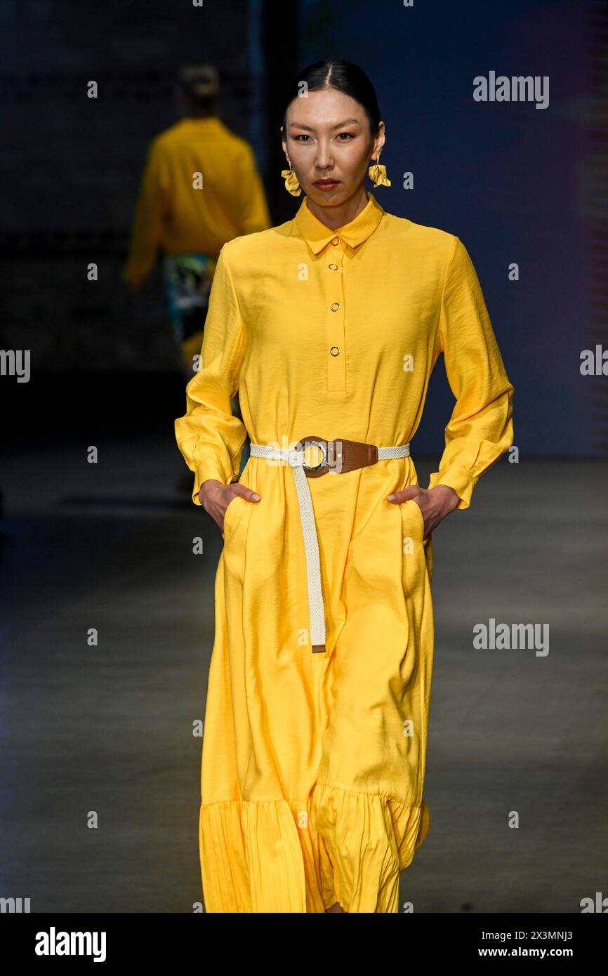 Istanbul, Turquie. 26 avril 2024. Un mannequin marchant la fugue pour Hukka.le deuxième jour de la semaine de la mode modeste d'Istanbul 2024, la marque turque Hukka et Rafaello, la marque indonésienne Benang Jarum, et la marque serbe Sedzda Zukoric, a présenté leurs collections dans le premier défilé de mode exclusif de la semaine de la mode modeste Istanbul 2024 à Fisekhane Gallery, Istanbul. (Photo de Valeria Ferraro/SOPA images/SIPA USA) crédit : SIPA USA/Alamy Live News Banque D'Images