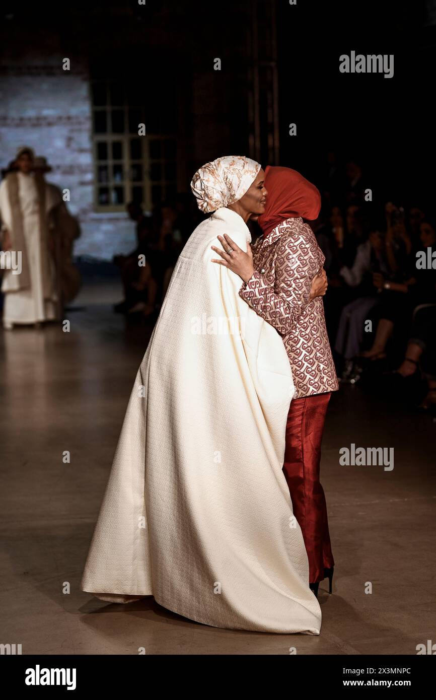 Istanbul, Turquie. 26 avril 2024. Le mannequin Halima Aden (à gauche) a vu embrasser Linda Anggrea (à droite), PDG de Buttonscarves. Le deuxième jour de la semaine de la mode modeste d'Istanbul 2024, la marque australienne Akkoia, l'égyptienne MRGD et les indonésiens Buttonscarves ont présenté leurs collections lors du dernier défilé exclusif de la semaine de la mode modeste d'Istanbul 2024 à la Fisekhane Gallery, Istanbul. Crédit : SOPA images Limited/Alamy Live News Banque D'Images