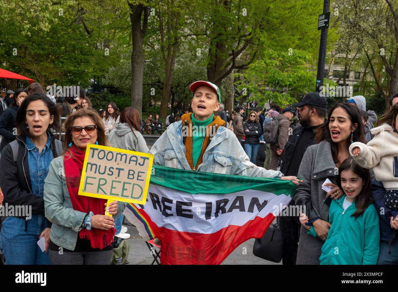 New York, États-Unis. 27 avril 2024. Les manifestants chantent lors d'une manifestation de solidarité avec le rappeur iranien Toomaj Salehi, condamné à mort par les tribunaux iraniens pour avoir soutenu le mouvement de protestation antigouvernemental à Washington Square Park. Crédit : SOPA images Limited/Alamy Live News Banque D'Images