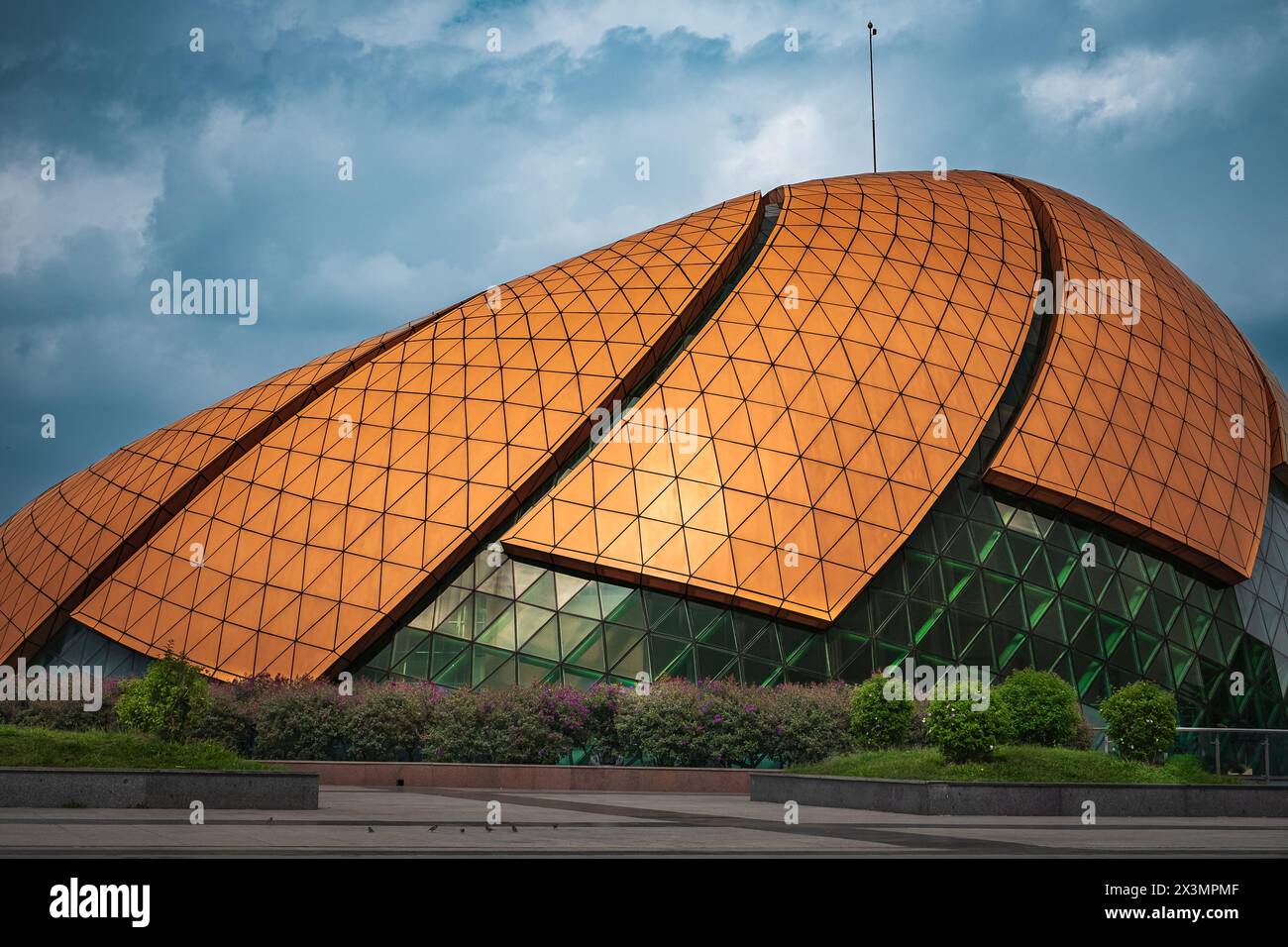 Vue latérale de la place Lam Vien sur la rive du lac Xuan Huong. Au Vietnam, tournesol sauvage géant à Dalat. Architecture moderne. Dalat Vietnam, 15 avril Banque D'Images