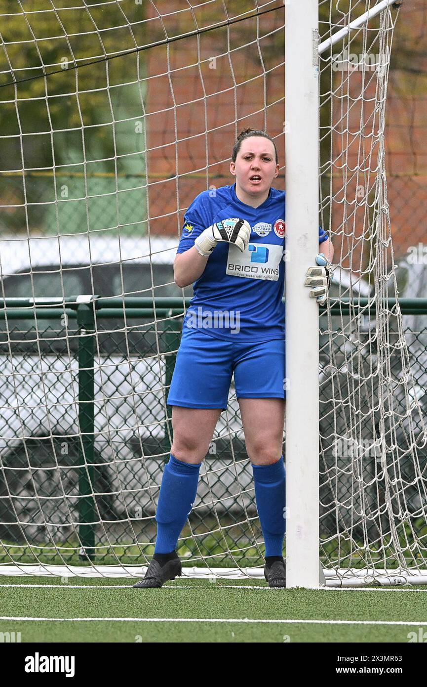 Zulte, Belgique. 27 avril 2024. Le gardien de but Zelie Lambert (1) de Woluwe photographié lors d'un match de football féminin entre SV Zulte - Waregem et White Star Woluwe le 5ème jour des play offs de la saison 2023 - 2024 de la Super League belge Lotto Womens, le samedi 27 avril 2024 à Zulte, BELGIQUE . Crédit : Sportpix/Alamy Live News Banque D'Images