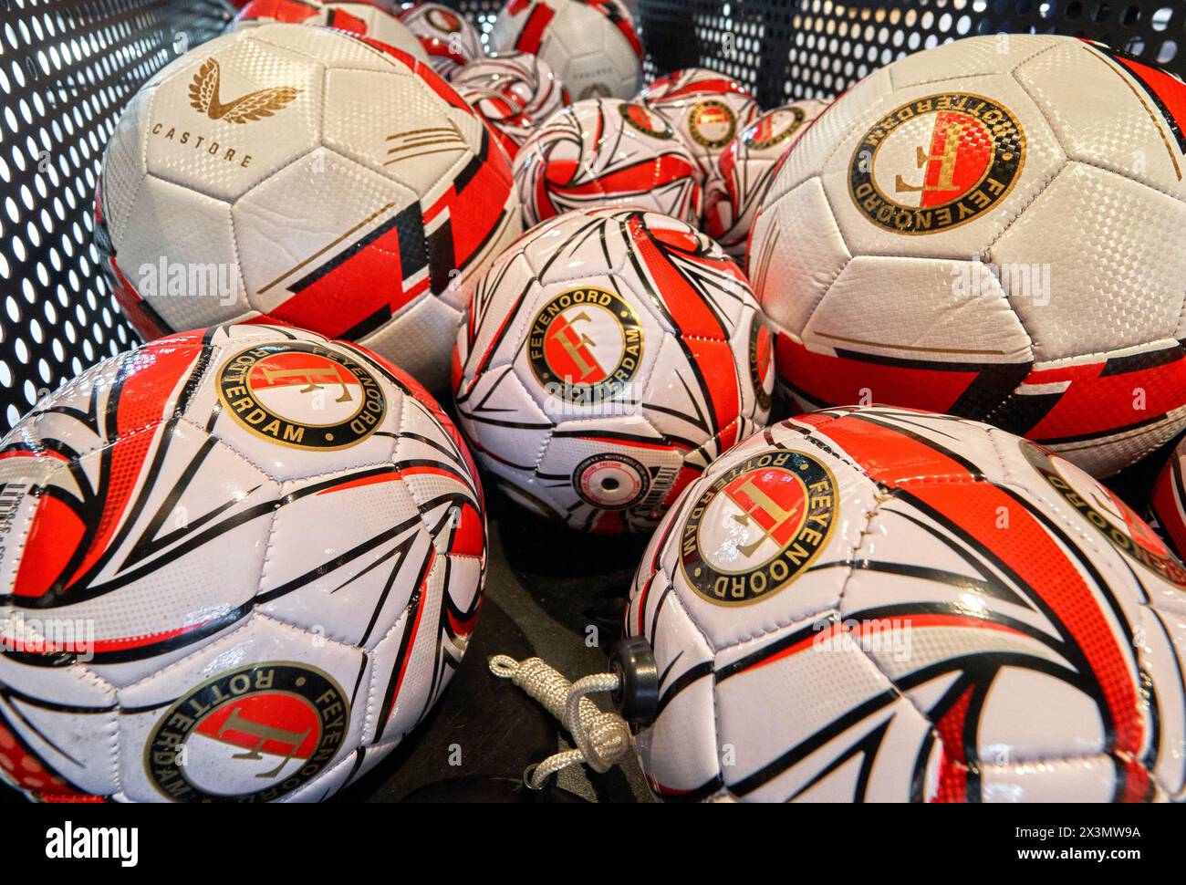 Souvenirs en vente dans la boutique des fans de Kuip Arena - les terrains de jeux officiels du FC Feyenoord Banque D'Images