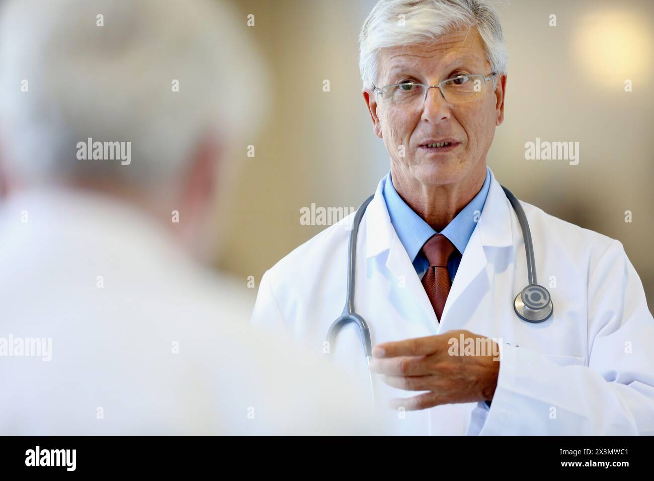 Médecin avec stéthoscope parlant avec le patient, Hôpital Onkologikoa, Institut d'oncologie, Centre de cas pour la prévention, le diagnostic et le traitement du cancer, Banque D'Images