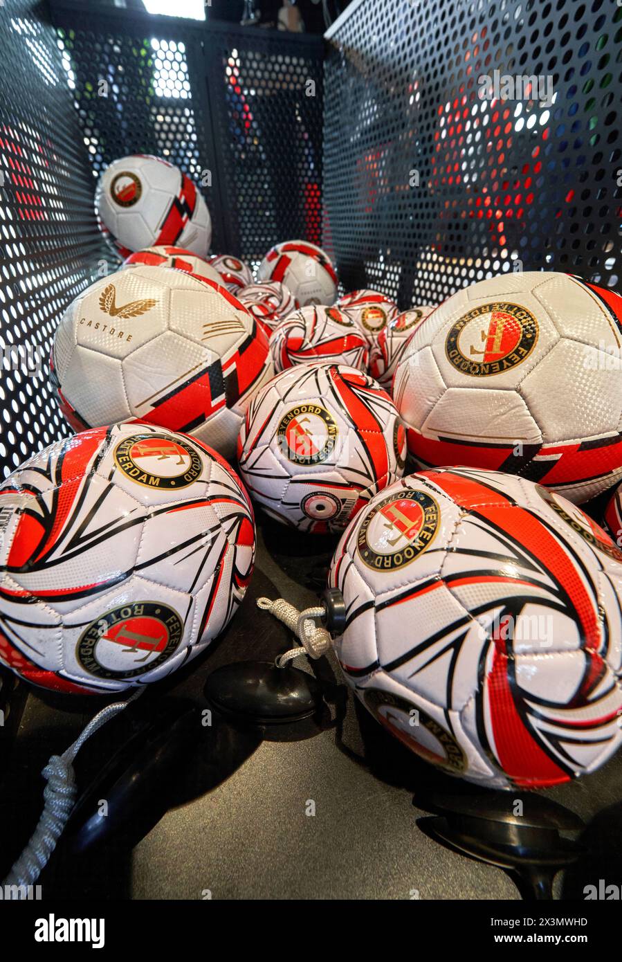 Souvenirs en vente dans la boutique des fans de Kuip Arena - les terrains de jeux officiels du FC Feyenoord Banque D'Images