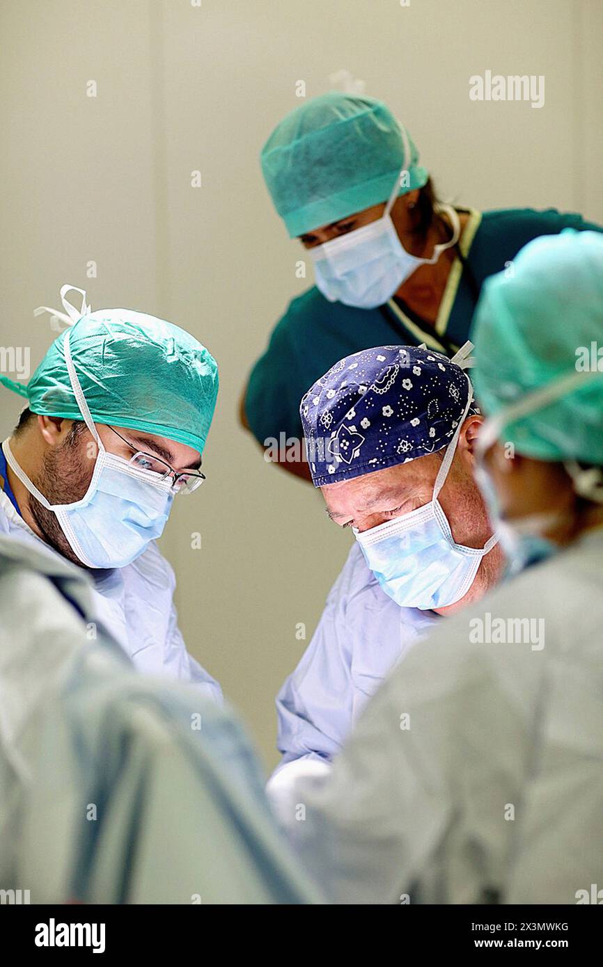 Chirurgien, chirurgie, salle d'opération, Hôpital Onkologikoa, Institut d'oncologie, centre de cas pour la prévention, le diagnostic et le traitement du cancer, Donostia, S. Banque D'Images