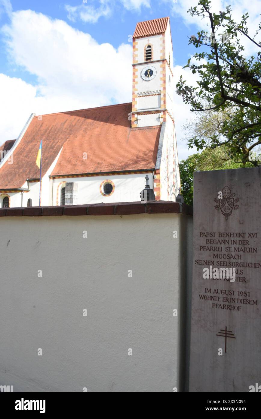 St Martinskirche Gedenkstein vor Pfarrhof Pfarrei St Martin-Papst Benedikt XVI Wohnort als Neupriester 1951 Muenchen 25.04.2024 Moosach Muenchen *** St Martinskirche pierre commémorative devant le presbytère St Martin paroisse Saint Martin Pape Benoît XVI lieu de résidence comme nouveau prêtre 1951 Munich 25 04 2024 Moosach Munich Banque D'Images