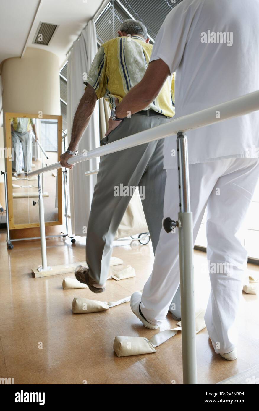 Rééducation aux accidents vasculaires cérébraux, barres parallèles pour exercices de coordination. Hôpital Universitario de Gran Canaria Doctor Negrin, Las Palmas de Gran Canaria. CAN Banque D'Images