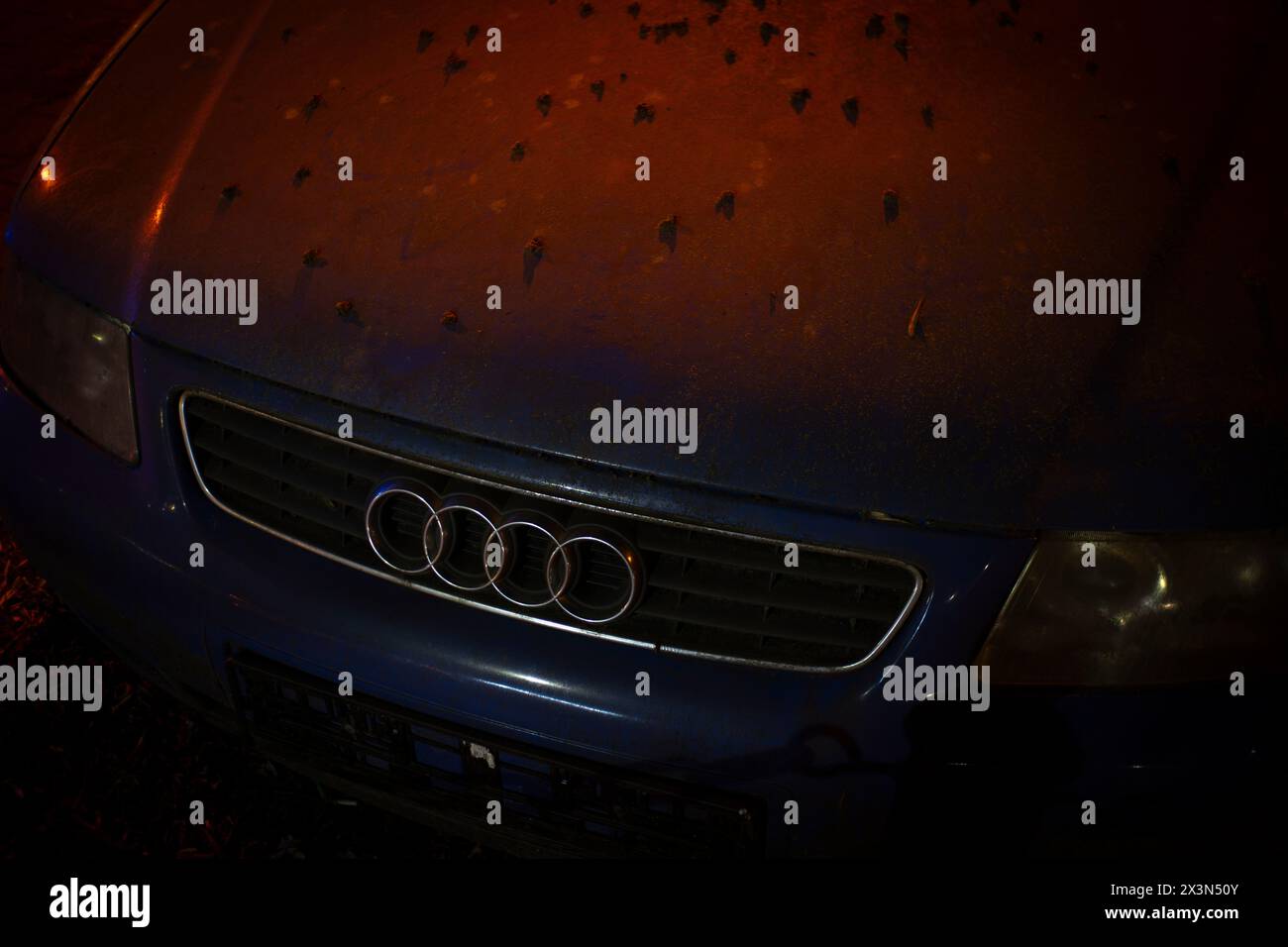 Un logo Audi emblème est vu la nuit dans un parking à Varsovie, Pologne, le 27 avril 2024. Banque D'Images