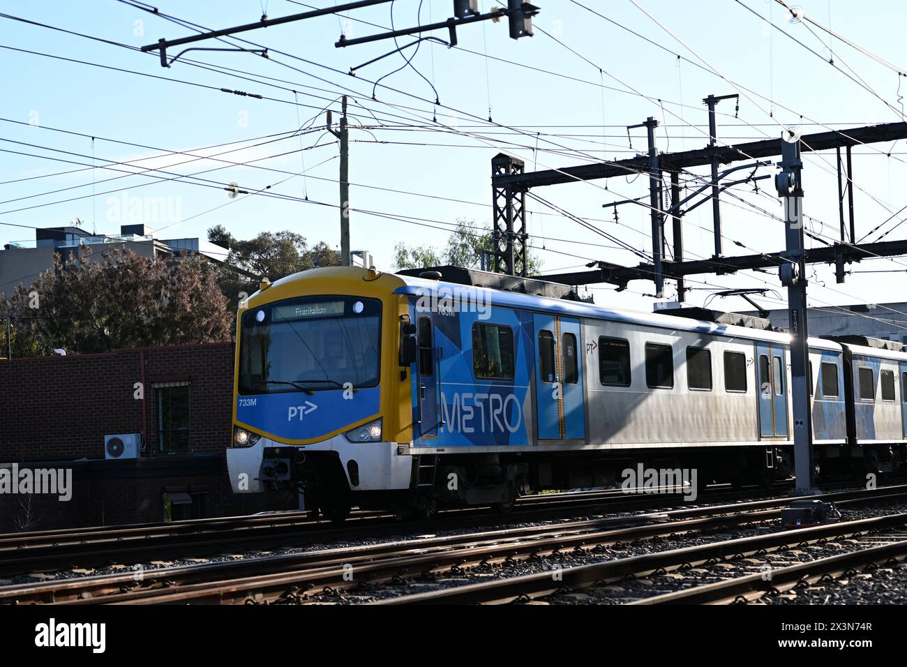 Frankston reliait le train Siemens Nexas, exploité par Metro trains Melbourne, passant par les banlieues intérieures pendant un après-midi ensoleillé Banque D'Images
