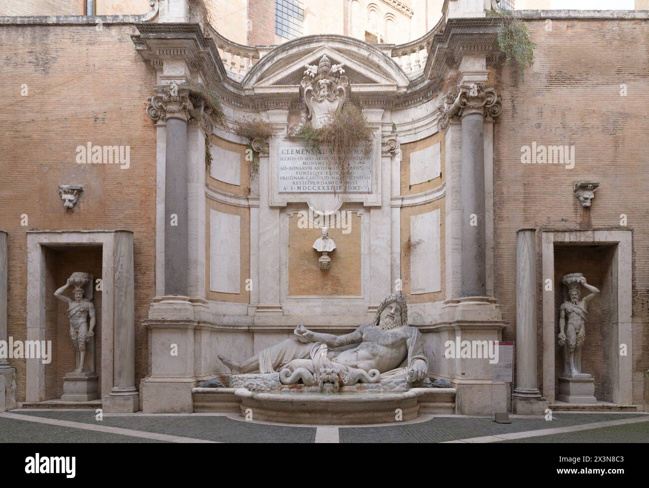 Marphurius ou Marforio - Grande sculpture romaine en marbre d'un Dieu de rivière barbu couché ou Oceanus, l'une des statues parlantes de Rome. Palazzo Nuovo - Banque D'Images