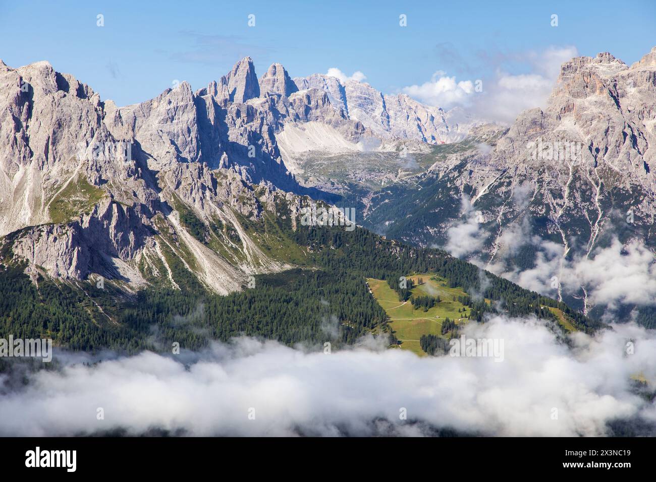 Vue panoramique sur les dolomites de Sexten ou Dolomiti di Sesto depuis les montagnes des Alpes carniennes, en Italie Banque D'Images