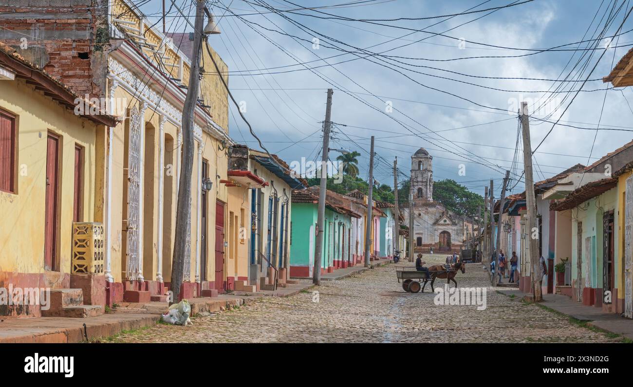 Une vue le long de l'une des ruelles de la vieille ville de Trinidad, Cuba, montrant les rues pavées traditionnelles et les maisons aux couleurs pastel. Banque D'Images