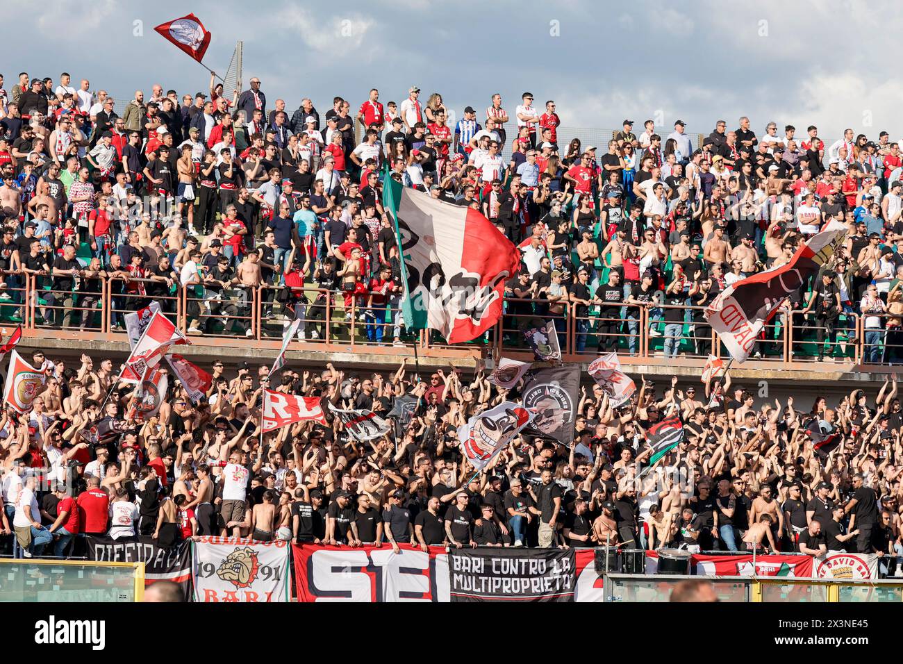 Cosenza, Italie. 27 avril 2024. San Vito-Marulla Stadium les fans de Bari brandissent les drapeaux lors du match Cosenza vs Bari au stade San Vito-Marulla, Serie BKT. Tous droits réservés. Italie (Francesco Farina/SPP) Francesco Farina/SPP (FRANCESCO FARINA/SPP) crédit : SPP Sport Press photo. /Alamy Live News Banque D'Images