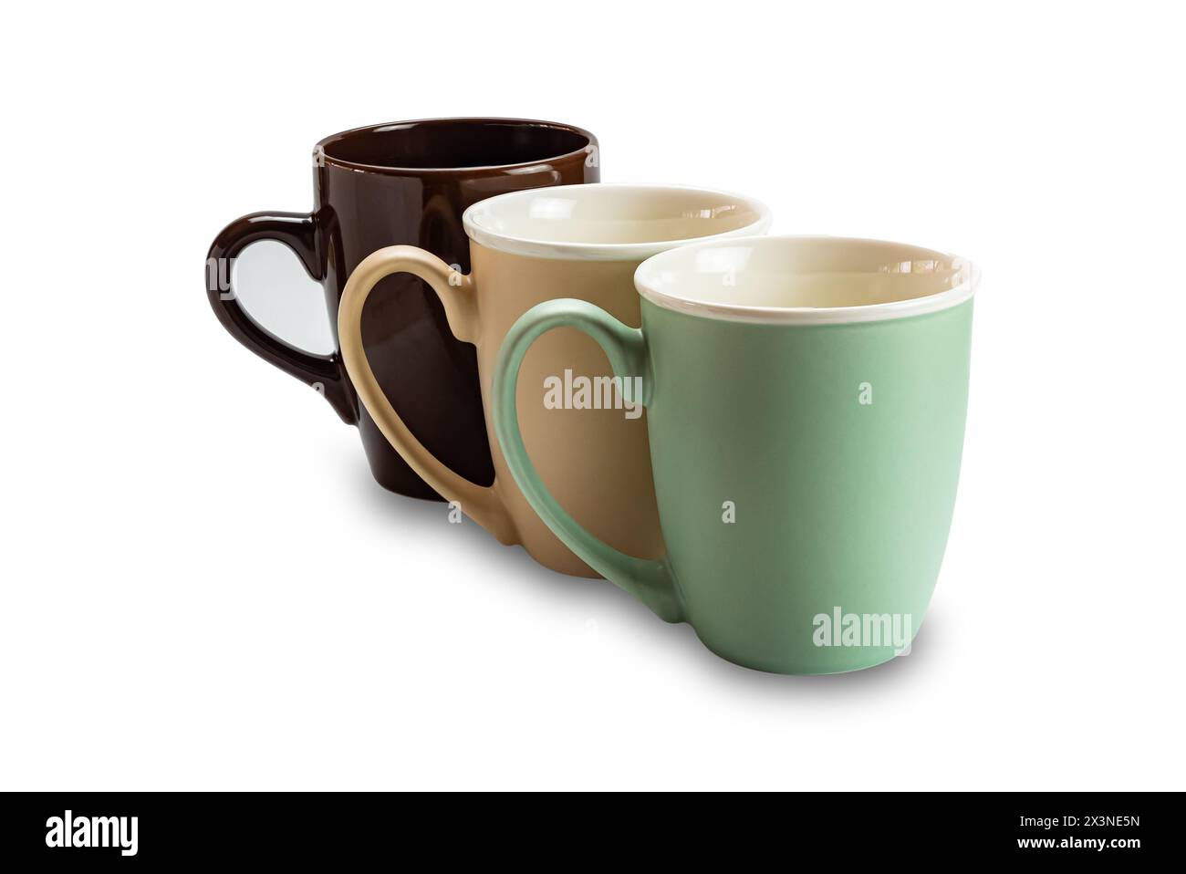 Tasses ou tasses à café en céramique de trois couleurs différentes isolées sur fond blanc avec chemin de découpage. Banque D'Images