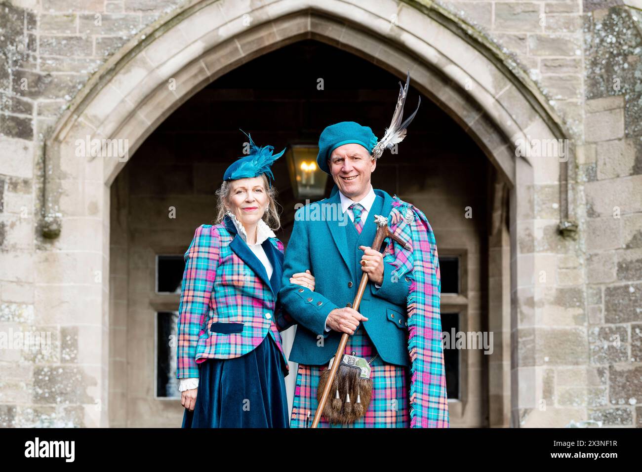 Sur la photo : le chef de clan Mike Buchanan avec sa femme Paula Scotland les anciens clans s'unissent pour «couronner» le chef de Buchanan Clan Buchanan, l'un des plus anc d'Écosse Banque D'Images