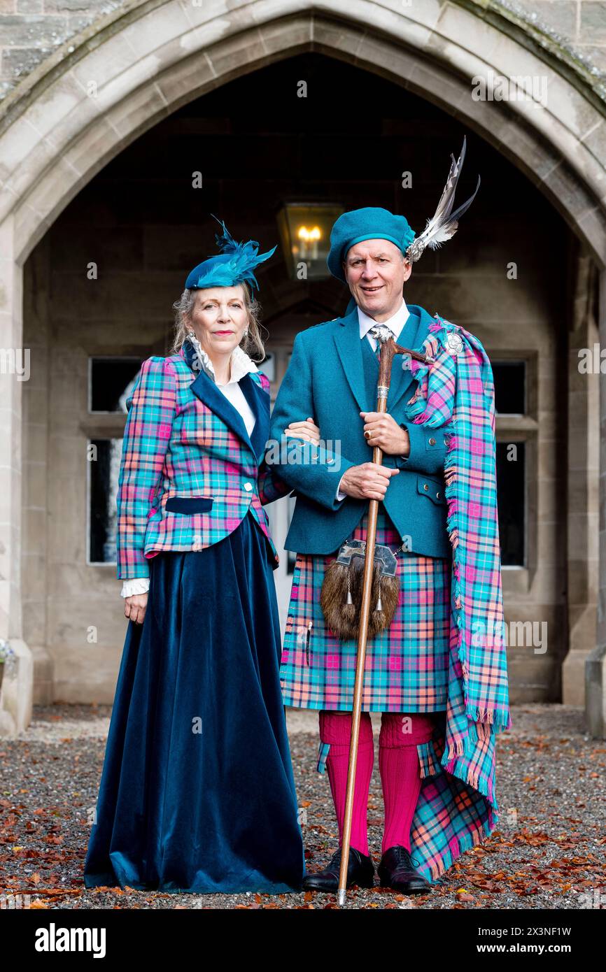 Sur la photo : le chef de clan Mike Buchanan avec sa femme Paula Scotland les anciens clans s'unissent pour «couronner» le chef de Buchanan Clan Buchanan, l'un des plus anc d'Écosse Banque D'Images