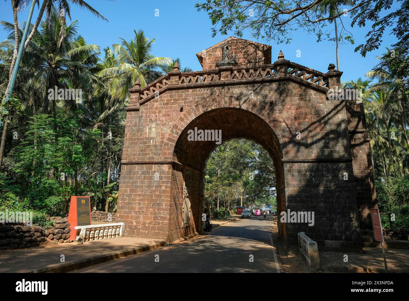 Old Goa, Inde - 2 février 2024 : l'arc des vice-rois, également connu sous le nom d'arc du vice-roi, a été érigé en 1599 à Old Goa, Inde. Banque D'Images