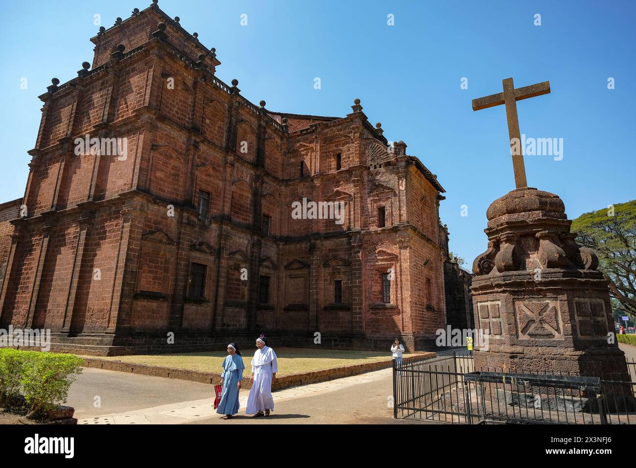 Old Goa, Inde - 2 février 2024 : deux religieuses marchant dans la basilique de Bom Jesus à Old Goa, Inde. Banque D'Images