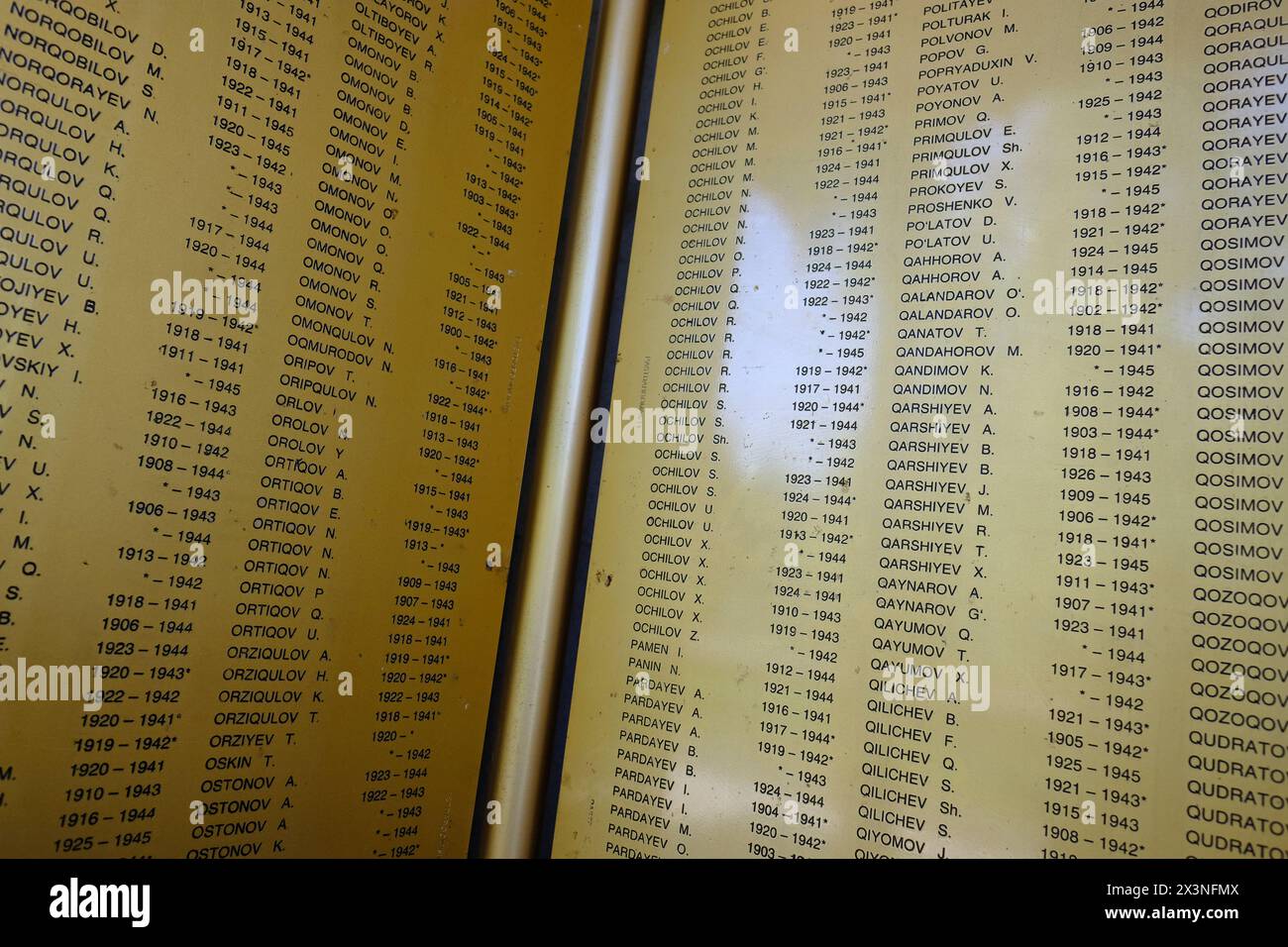 Samarkand Ouzbékistan - noms sur le mémorial aux soldats tombés de Samarqand Ouzbékistan qui sont morts en combattant pour l'Armée rouge soviétique pendant la seconde Guerre mondiale Banque D'Images