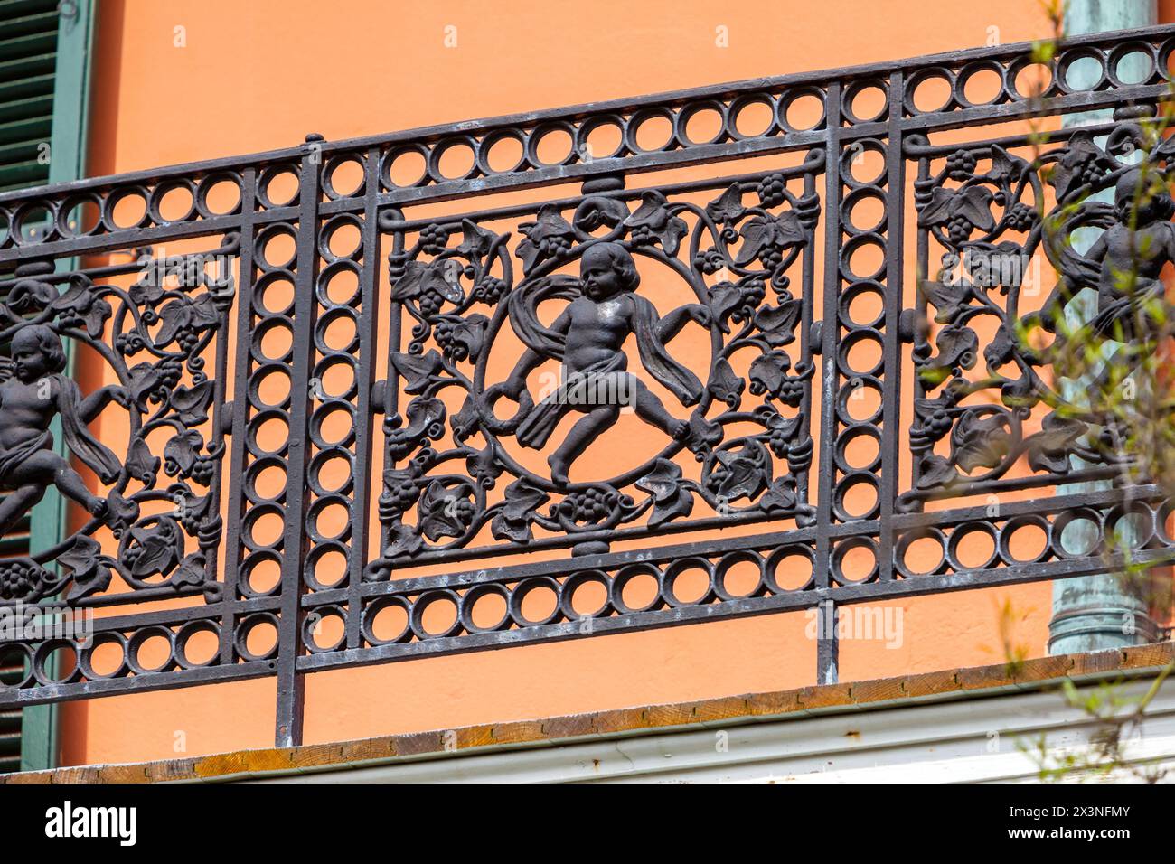 Quartier français, Nouvelle-Orléans, Louisiane. Garde-corps en fonte de la Villa gauche, construite en 1856, montrant un Bacchant entouré de vignes. Ferronnerie p Banque D'Images