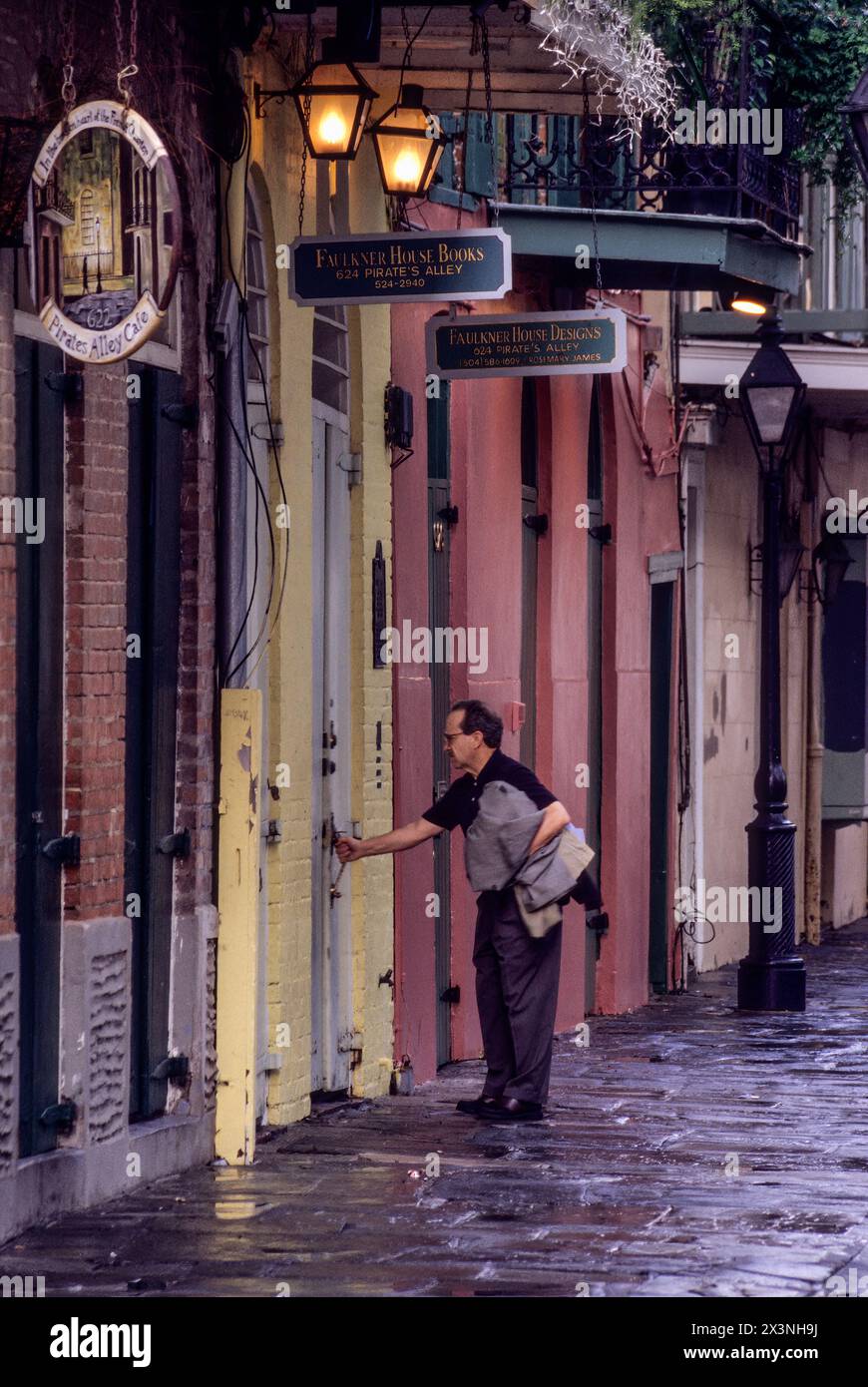 Quartier français, Nouvelle-Orléans, Louisiane. Pirate's Alley. Maison William Faulkner avec brique jaune autour de la porte gris-vert, où en 1925 Faulkner a été mis en colère Banque D'Images