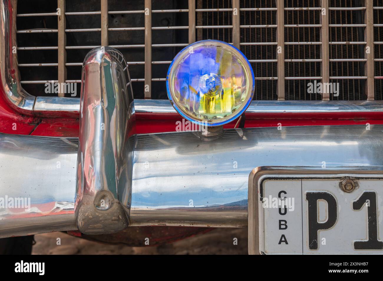 Gros plan sur une voiture ancienne américaine restaurée dans les rues de Trinidad, Cuba. Banque D'Images