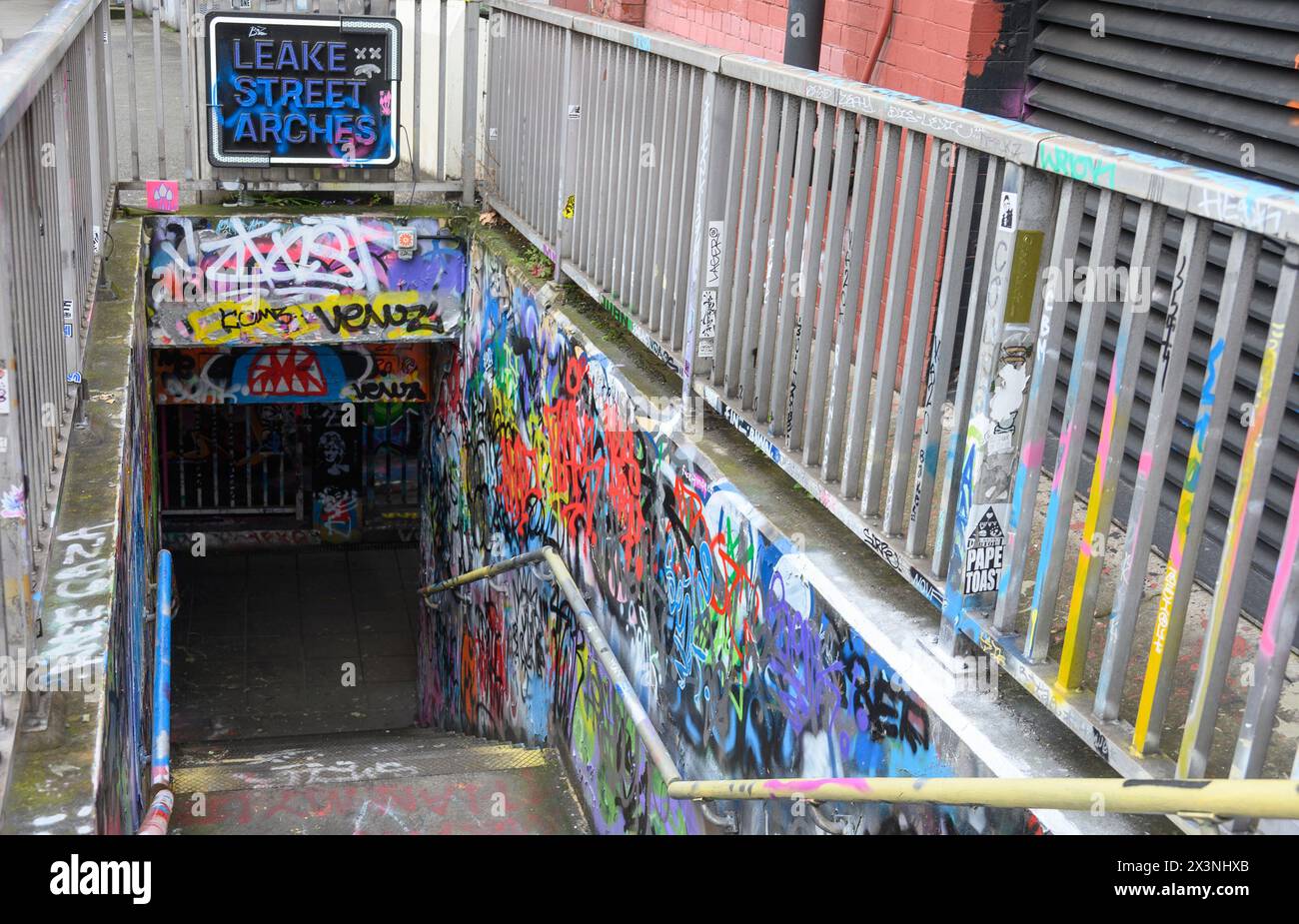 Londres, Royaume-Uni. Leake Street Arches près de Waterloo Station - graffiti sur les marches vers le bas Banque D'Images