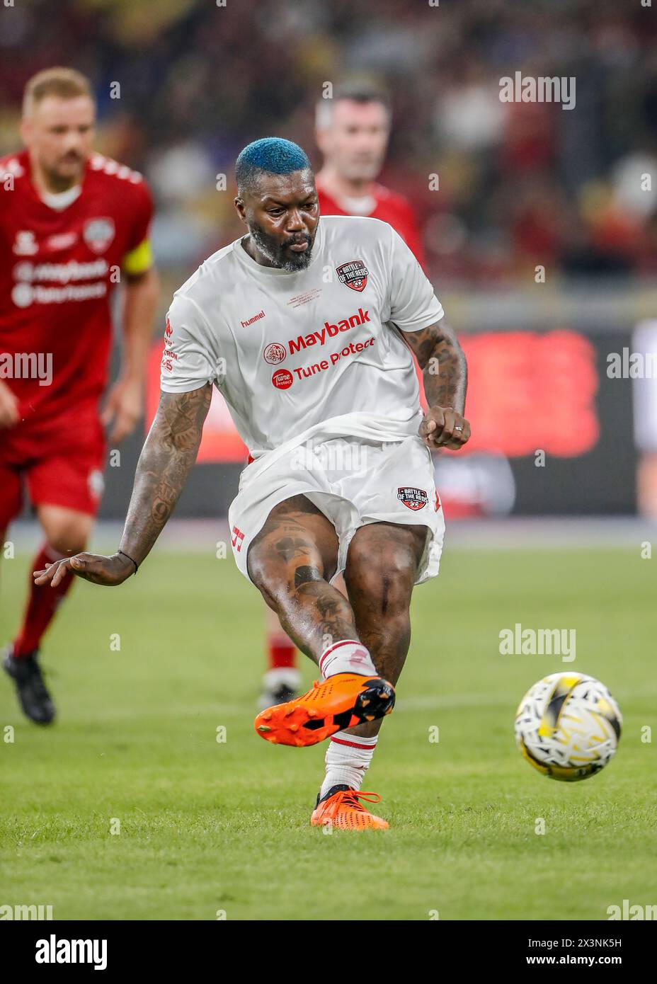 Kuala Lumpur, Malaisie. 27 avril 2024. Djibril Cisse des Liverpool Reds vu en action lors du match de la 'Battle of the Reds 2024' entre Manchester United et les légendes de Liverpool au National Stadium Bukit Jalil. Score final ; Reds de Liverpool 4:2 Manchester Reds. (Photo de Wong Fok Loy/SOPA images/SIPA USA) crédit : SIPA USA/Alamy Live News Banque D'Images