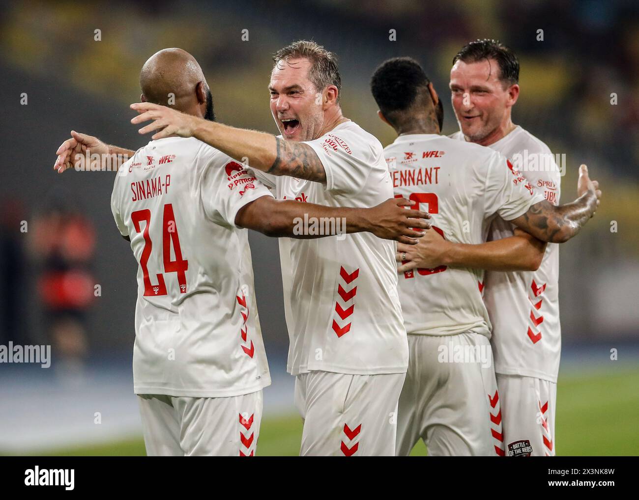 Kuala Lumpur, Malaisie. 27 avril 2024. Les joueurs des Liverpool Reds célèbrent leur victoire après avoir marqué un but lors du match « Battle of the Reds 2024 » entre Manchester United et les légendes de Liverpool au National Stadium Bukit Jalil. Score final ; Reds de Liverpool 4:2 Manchester Reds. (Photo de Wong Fok Loy/SOPA images/SIPA USA) crédit : SIPA USA/Alamy Live News Banque D'Images