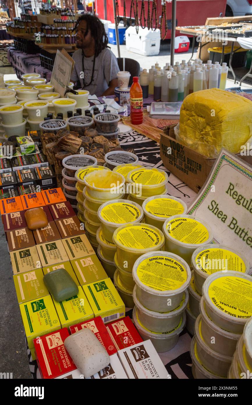 La Nouvelle-Orléans, Louisiane. French Quarter, Vendeur vendant du beurre de karité du Ghana sur le marché français. Banque D'Images