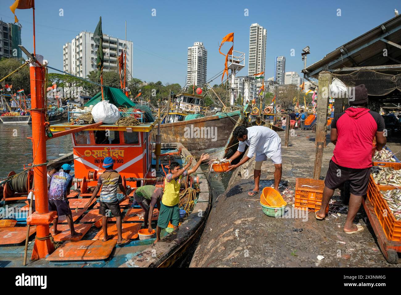 Mumbai, Inde - 8 mars 2024 : pêcheurs au quai de Sassoon dans le district de Colaba à Mumbai, Inde. Banque D'Images