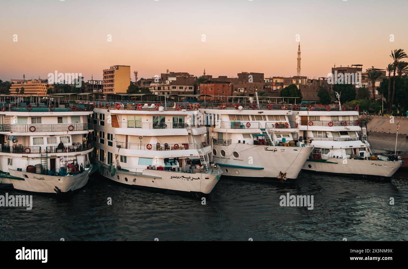 Esna Egypte janvier 2024 : bateaux d'excursion de touristes sur le Nil Banque D'Images