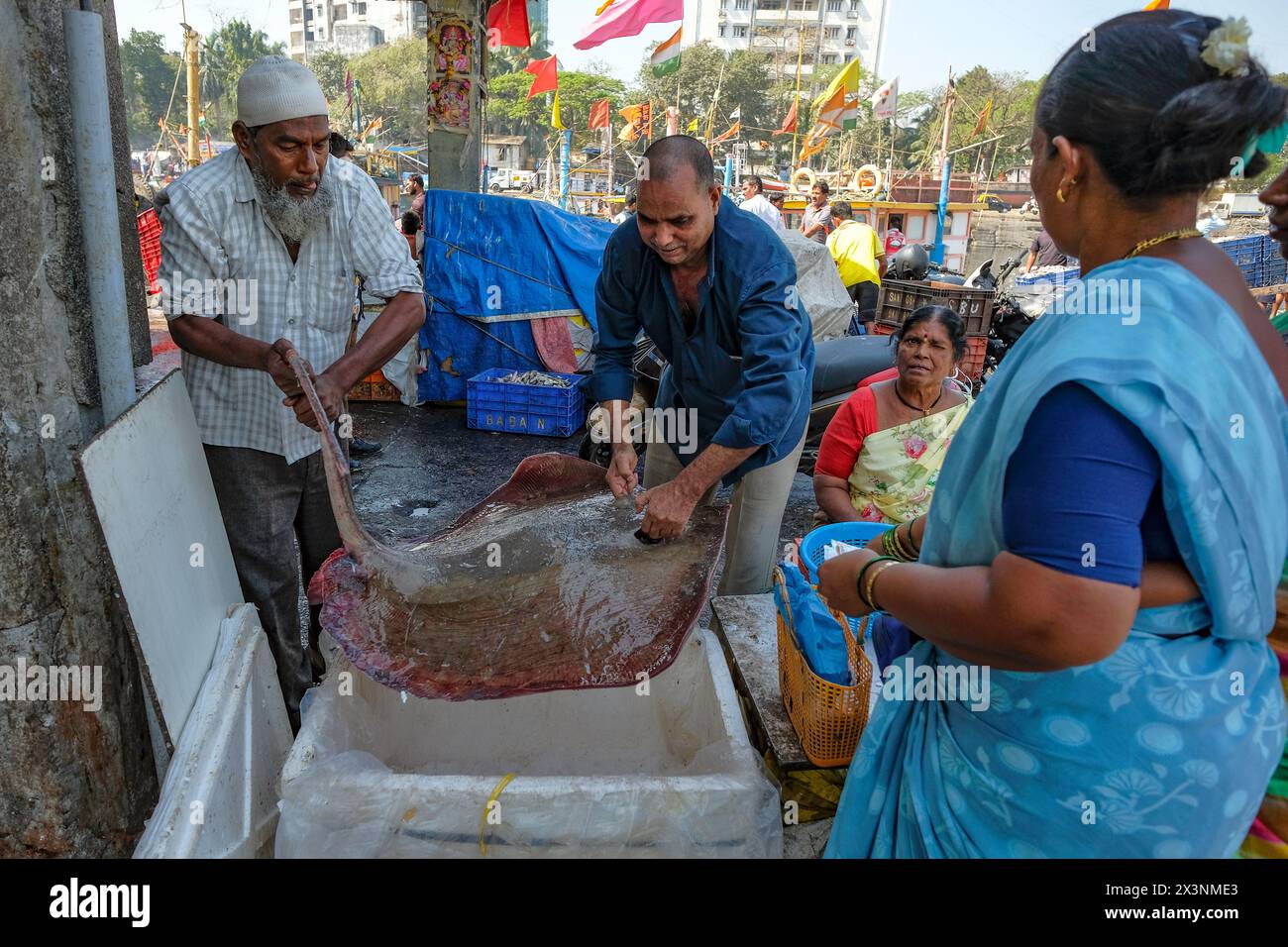 Mumbai, Inde - 8 mars 2024 : les gens vendent du poisson au Sassoon Dock dans le district de Colaba à Mumbai, Inde. Banque D'Images