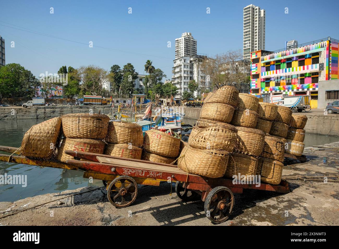 Mumbai, Inde - 8 mars 2024 : paniers de poisson au quai de Sassoon dans le district de Colaba de Mumbai, Inde. Banque D'Images